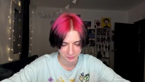 Snapshot of sweet_peach__ chatting on 11.17.25 kira online show from 11.17.25