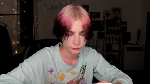 Snapshot of sweet_peach__ chatting on 11.27.25 kira online show from 11.27.25