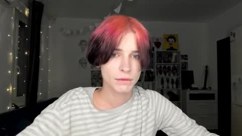 Snapshot of sweet_peach__ chatting on 11.30.25 kira online show from 11.30.25