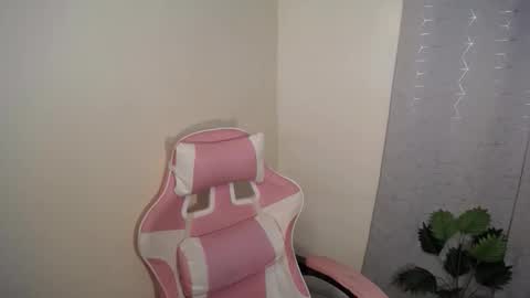 Snapshot of sweet_trishaxx chatting on 12.22.25 Trisha online show from 12.22.25