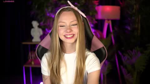 Snapshot of sweetdaisy_me chatting on 03.11.26 Lina online show from 03.11.26