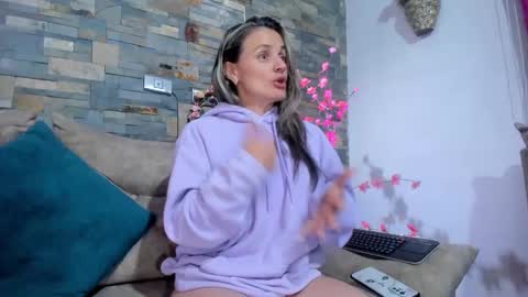 Snapshot of sweetfantasyy69 chatting on 01.15.25 sweef online show from 01.15.25