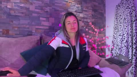 Snapshot of sweetfantasyy69 chatting on 01.29.25 sweef online show from 01.29.25