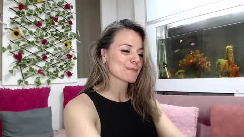 Snapshot of sweetfantasyy69 chatting on 10.10.25 sweef online show from 10.10.25