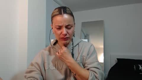 Snapshot of sweetfantasyy69 chatting on 12.18.25 sweef online show from 12.18.25