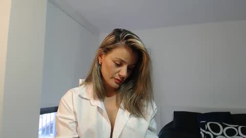 Snapshot of sweetfantasyy69 chatting on 12.22.25 sweef online show from 12.22.25