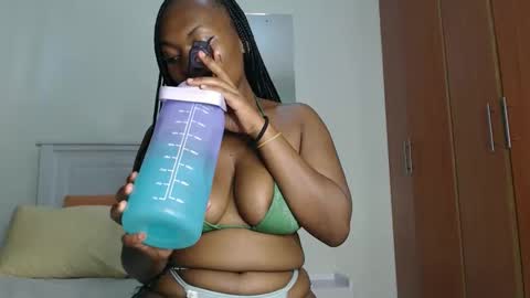 Snapshot of sweetice_01 chatting on 11.18.25 euny online show from 11.18.25