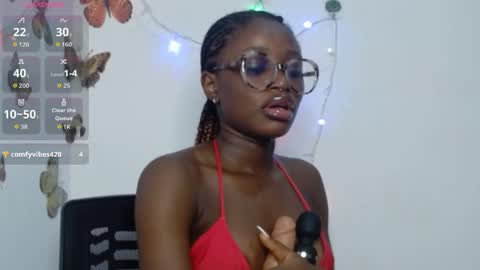 Snapshot of sweetjuicyclit chatting on 05.12.26 zuri online show from 05.12.26