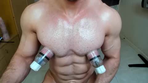 Snapshot of sweetmuscles_boy chatting on 09.08.25 Lorenzo online show from 09.08.25