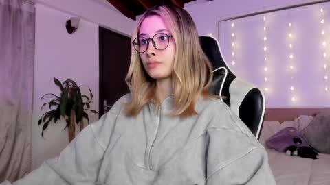 Snapshot of sweett_catt1 chatting on 12.27.24 Cat independent model online show from 12.27.24