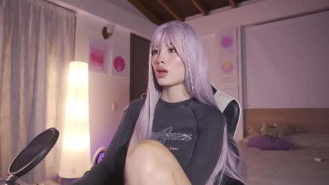 Cat independent model  online show from 02.19.26