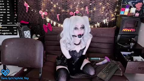 Snapshot of sylvie_fey chatting on 01.01.25 Sylvie online show from 01.01.25