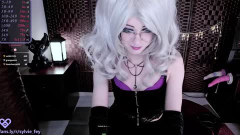 Snapshot of sylvie_fey chatting on 01.12.25 Sylvie online show from 01.12.25