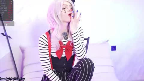 Snapshot of sylvie_fey chatting on 10.05.25 Sylvie online show from 10.05.25