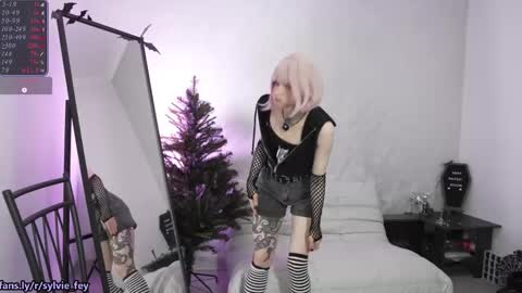 Snapshot of sylvie_fey chatting on 11.29.25 Sylvie online show from 11.29.25