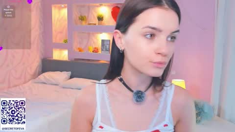 Snapshot of synne_glows chatting on 11.12.25 Eva online show from 11.12.25