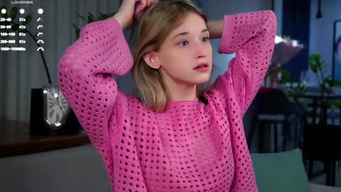 Snapshot of taitehambelton chatting on 02.09.25 Mia online show from 02.09.25