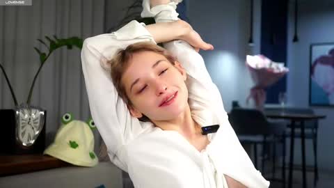 Snapshot of taitehambelton chatting on 02.13.25 Mia online show from 02.13.25