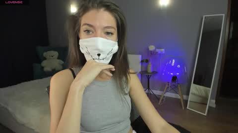 Snapshot of take_me_to_moon chatting on 09.11.25 Sasha online show from 09.11.25