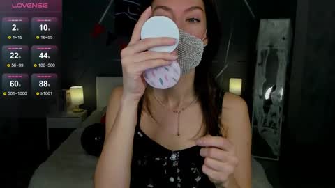 Snapshot of take_me_to_moon chatting on 10.29.25 Sasha online show from 10.29.25