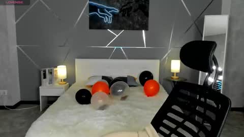 Snapshot of take_me_to_moon chatting on 11.07.25 Sasha online show from 11.07.25