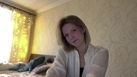 Mia online show from 04.30.26