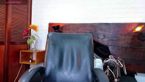 Snapshot of tamara_sanz1 chatting on 11.23.25 online show from 11.23.25