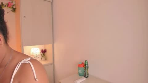 Snapshot of tarawiilson_ chatting on 10.12.25 T A R A online show from 10.12.25