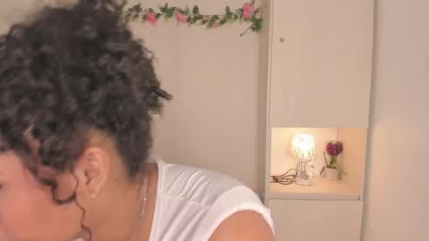 Snapshot of tarawiilson_ chatting on 10.25.25 T A R A online show from 10.25.25