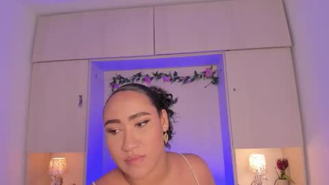 Snapshot of tarawiilson_ chatting on 11.05.25 T A R A online show from 11.05.25