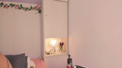 Snapshot of tarawiilson_ chatting on 11.15.25 T A R A online show from 11.15.25