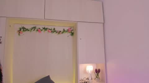 Snapshot of tarawiilson_ chatting on 11.26.25 T A R A online show from 11.26.25