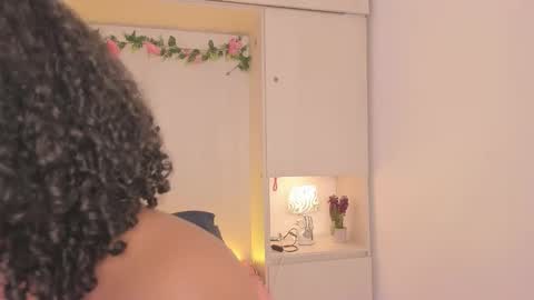 Snapshot of tarawiilson_ chatting on 11.30.25 T A R A online show from 11.30.25