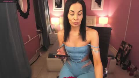 Snapshot of tashahoney chatting on 02.09.25 Tasha online show from 02.09.25