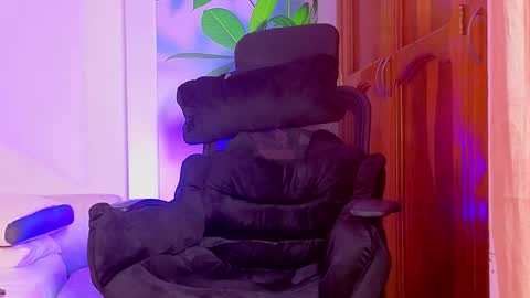 Snapshot of tattokoi chatting on 11.22.25 tattokoi online show from 11.22.25