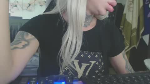 Snapshot of tatuada_safada chatting on 10.14.25 tatuada_safada online show from 10.14.25