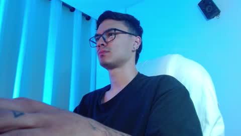 Snapshot of taurus4k chatting on 11.18.25 taurus4k online show from 11.18.25