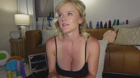 Snapshot of taylor_love_303 chatting on 09.17.25 Taylor -- online show from 09.17.25