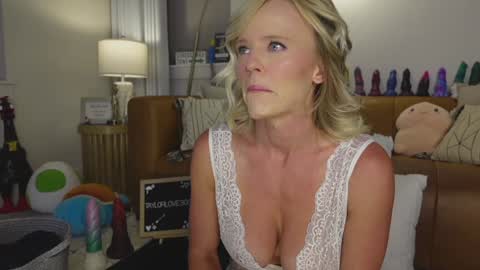 Snapshot of taylor_love_303 chatting on 09.23.25 Taylor -- online show from 09.23.25