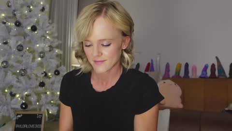 Snapshot of taylor_love_303 chatting on 11.30.25 Taylor -- online show from 11.30.25