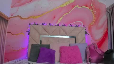 Snapshot of taylor_oriana_ chatting on 11.24.25 Oriana online show from 11.24.25