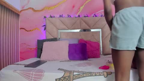 Snapshot of taylor_oriana_ chatting on 11.26.25 Oriana online show from 11.26.25