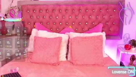 Snapshot of tayzon_foxxx chatting on 10.27.25 Sofia online show from 10.27.25