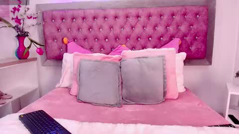 Snapshot of tayzon_foxxx chatting on 10.31.25 Sofia online show from 10.31.25