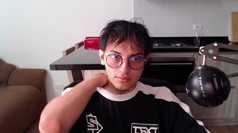 Teo independent model online show from 04.15.26