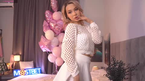 Snapshot of telladreamer_ chatting on 12.12.24 Tella online show from 12.12.24