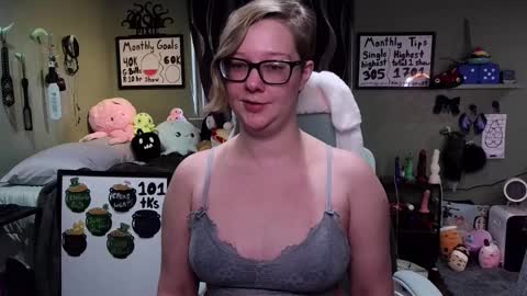 Pixie and Tentacle Overlord online show from 03.10.25