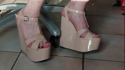 Snapshot of teninchheels chatting on 12.02.24 teninchheels online show from 12.02.24