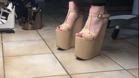 Snapshot of teninchheels chatting on 12.10.24 teninchheels online show from 12.10.24