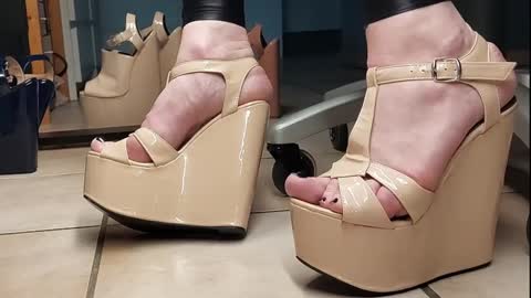 Snapshot of teninchheels chatting on 12.22.24 teninchheels online show from 12.22.24